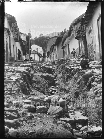 En primer plano, las vías en mal estado y problemas de saneamiento en los barrios que rodeaban a los cerros orientales de Bogotá.