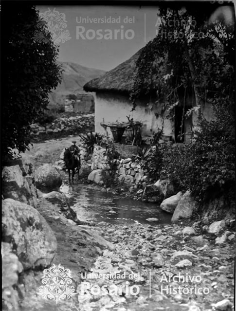 Caminos de herradura. Las vías de acceso a distintas poblaciones colombianas y sus dificultades son un tema recurrente en las imágenes de la colección.