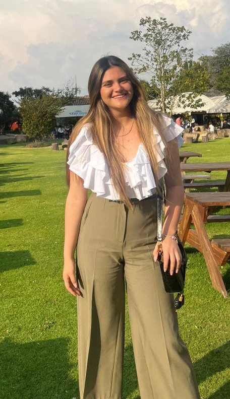 Desde el pregrado en Emprendimiento Laura Sofía Serrano Pérez impulsa FIRST SHOES, la primera marca en Colombia dedicada a crear y fabricar zapatos con certificados que protegen y respetan el desarrollo y crecimiento sano y saludable del pie del bebé. Su historia refleja cómo la investigación, la pasión y la empatía pueden convertirse en innovación real, inspirando a nuevas generaciones a emprender con propósito y conciencia.