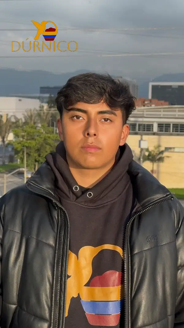 Crea desde tus raíces, transforma tu entorno: Desde el pregrado en Emprendimiento, Mateo Benavides impulsa Dúrnico, un proyecto que celebra la diversidad colombiana a través de snacks elaborados con frutas locales. Su historia muestra cómo nuestros estudiantes convierten las tradiciones del país en oportunidades para innovar y generar impacto real.