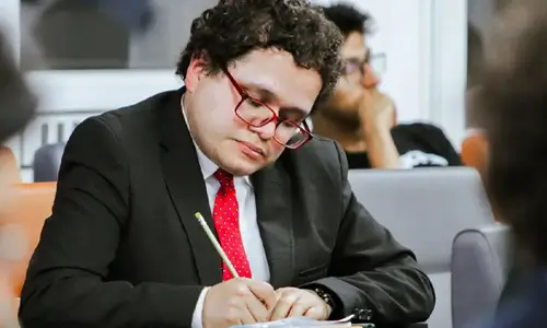 Filosofía viva y situada con formación interdisciplinaria