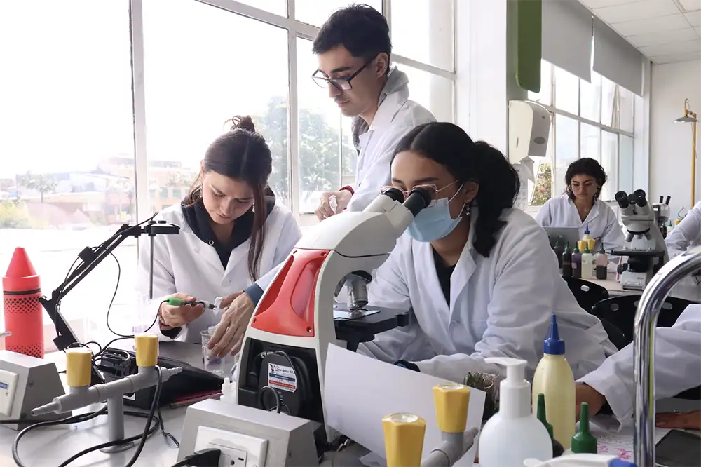 Laboratorios y espacios en el Pregrado en Biología de la Universidad del Rosario