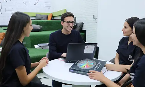 Equipo interprofesional que inspira en el Pregrado en Fonoaudiología de la Universidad del Rosario