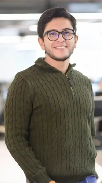  Conecta al mundo desde la estrategia: Santiago Millán, egresado de Administración de Negocios Internacionales, une la estrategia, la logística y el liderazgo humano para transformar los desafíos del comercio exterior en oportunidades de crecimiento. Su trayectoria refleja el compromiso del Rosario con formar profesionales que mueven el mundo con propósito