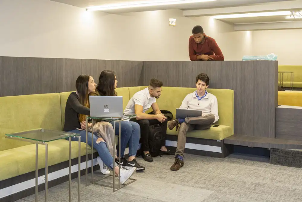 Laboratorios y espacios del Pregrado en Jurisprudencia - Carrera de Derecho de la Universidad del Rosario