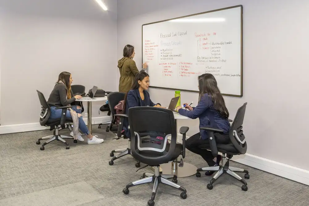 Laboratorios y espacios del Pregrado en Jurisprudencia - Carrera de Derecho de la Universidad del Rosario