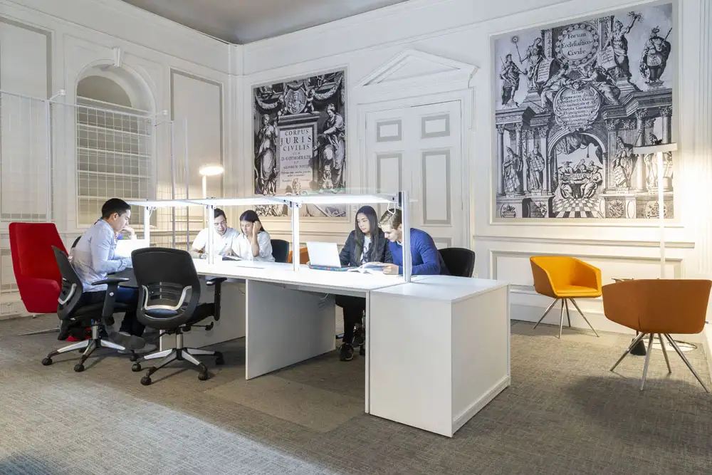 Laboratorios y espacios del Pregrado en Jurisprudencia - Carrera de Derecho de la Universidad del Rosario