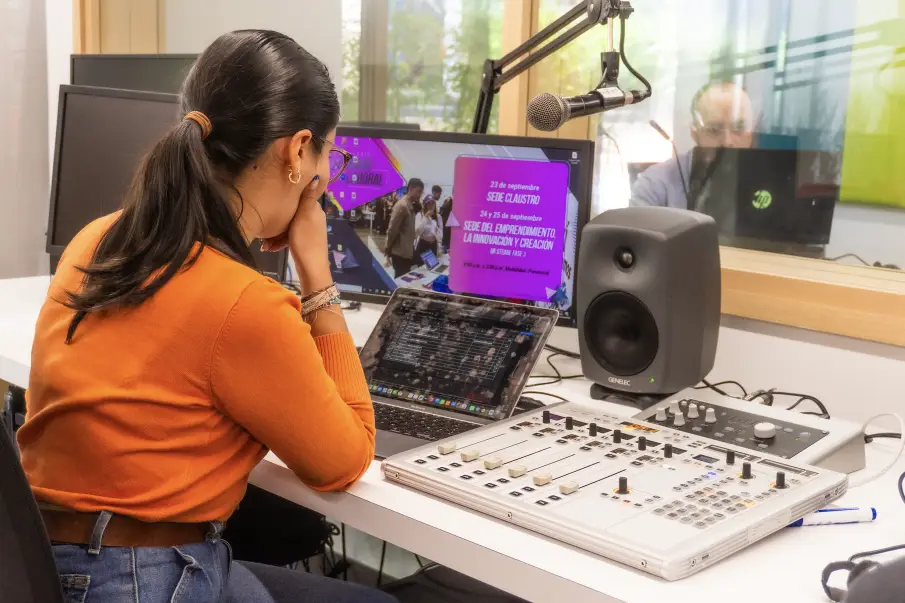 Estudiante en estudio de grabación