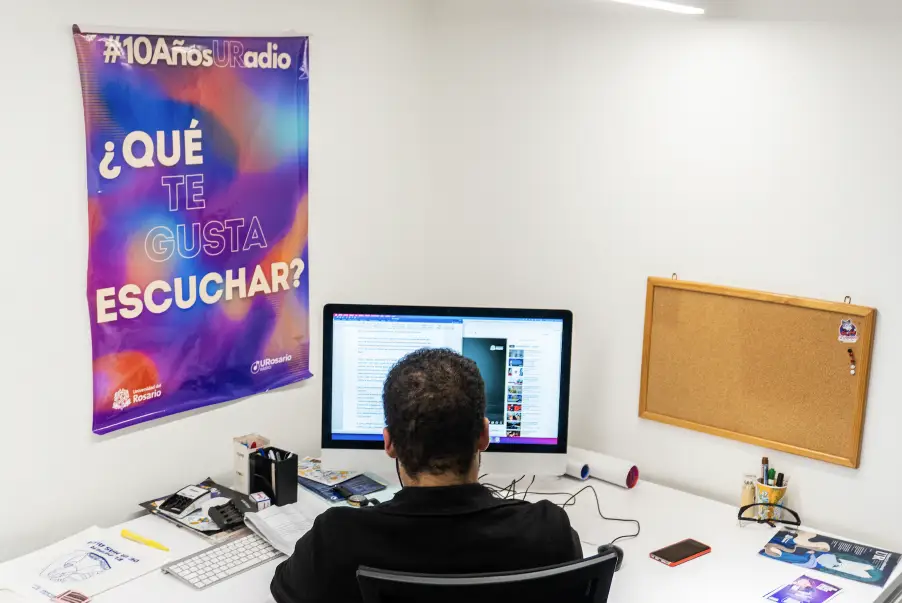 Estudiante frente a conputador