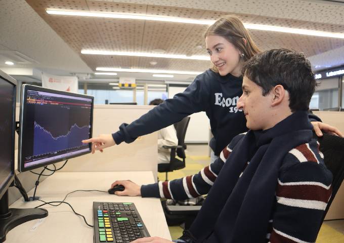 Estudiantes en el Laboratorio de Finanzas de la Universidad del Rosario. Fotografía: Facultad de Economía
