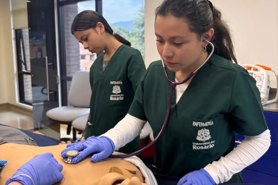Estudiante en examen físico en simulación en el Pregrado de Enfermería de la Universidad del Rosario