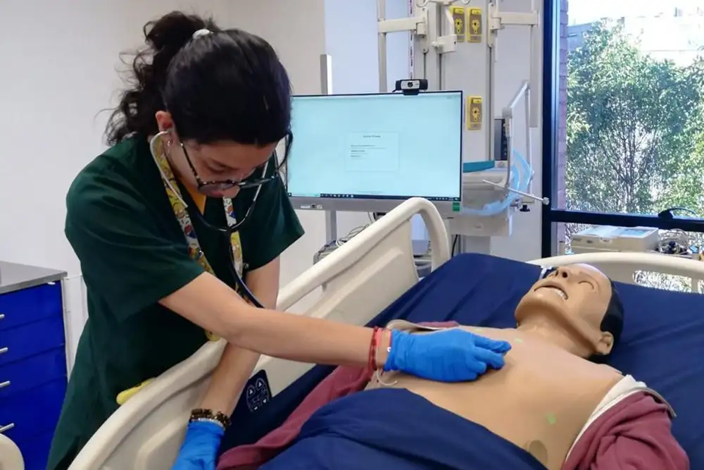 Estudiante en laboratorio de simulación en el Pregrado de Enfermería de la Universidad del Rosario