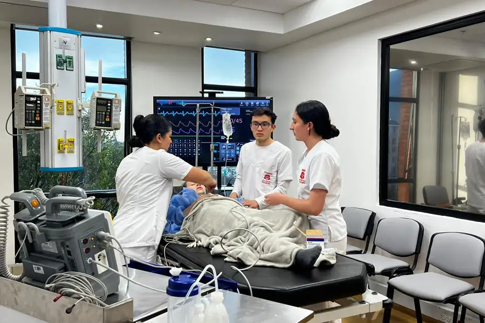 Estudiantes en laboratorio de simulación en el Pregrado de Enfermería de la Universidad del Rosario