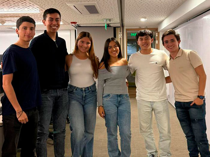 Monitores del Laboratorio de Finanzas UR