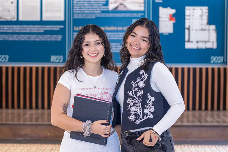 Concepto de estudiantes conversando para educación continua - Universidad del Rosario