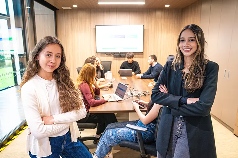 Concepto de estudiantes conversando para programas de pregrado - Universidad del Rosario