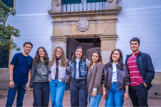 Un grupo de futuros abogados posa frente a la entrada histórica de la facultad.
