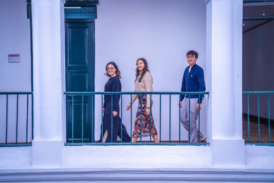 Jóvenes de la facultad de derecho comparten ideas en un rincón de estudio del campus.