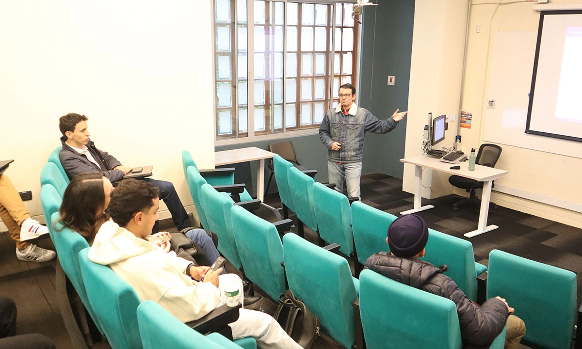 profesor-en-clase.webp