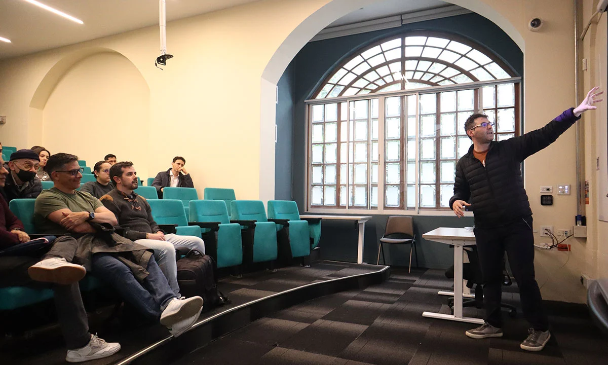 profesor-en-clase.webp