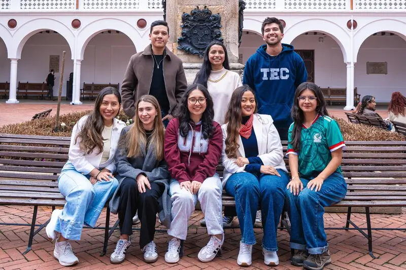 Estudiantes en campus universitario