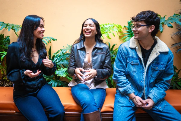 Jóvenes de la Escuela de Economía y Negocios discutiendo soluciones innovadoras en un espacio de estudio del campus.