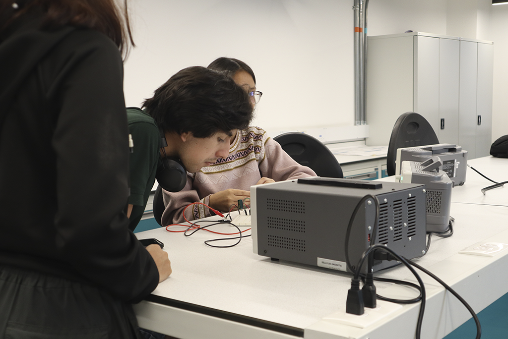espacios-para-explorar-el-conocimiento-ingenieria-electronica-ur-10.webp
