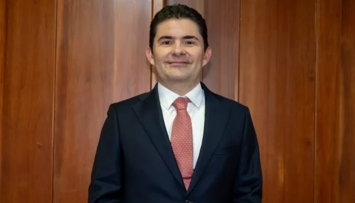reconocimiento-egresado-luis-felipe-henao
