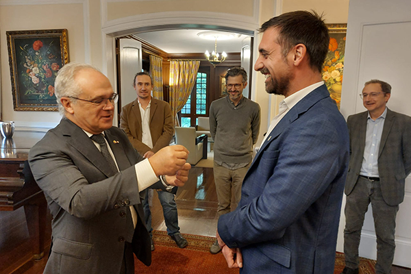 Benjamin Quesada condecorado por el Gobierno francés