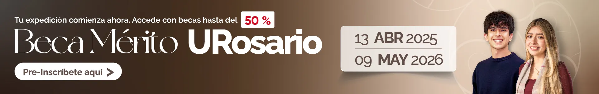 Banner informativo de la Beca Mérito URosario. Incluye el texto “Tu expedición comienza con una beca de hasta el 50%. Pre-inscríbete ahora”. Se muestran dos estudiantes sonrientes sobre un fondo beige con motivos gráficos institucionales. Fechas de preinscripción: del 13 de abril de 2025 al 9 de mayo de 2026.