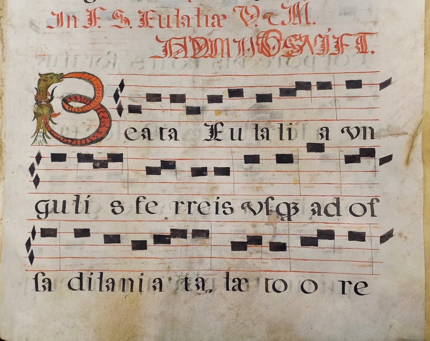 Inicio de antífona para Magnificat, con be mayúscula decorada.