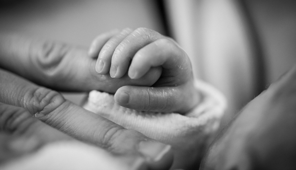 tomando la mano de bebe