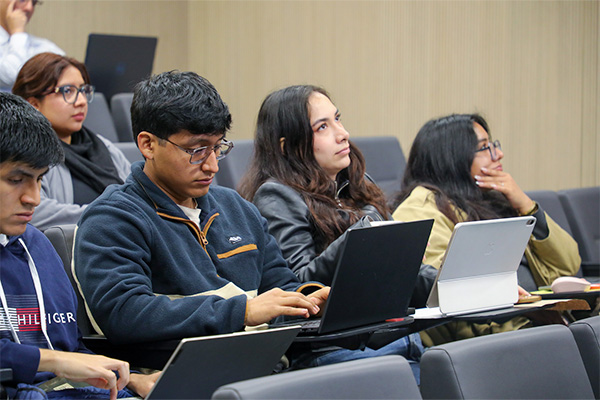 Estudiantes UPC de Peru en UR