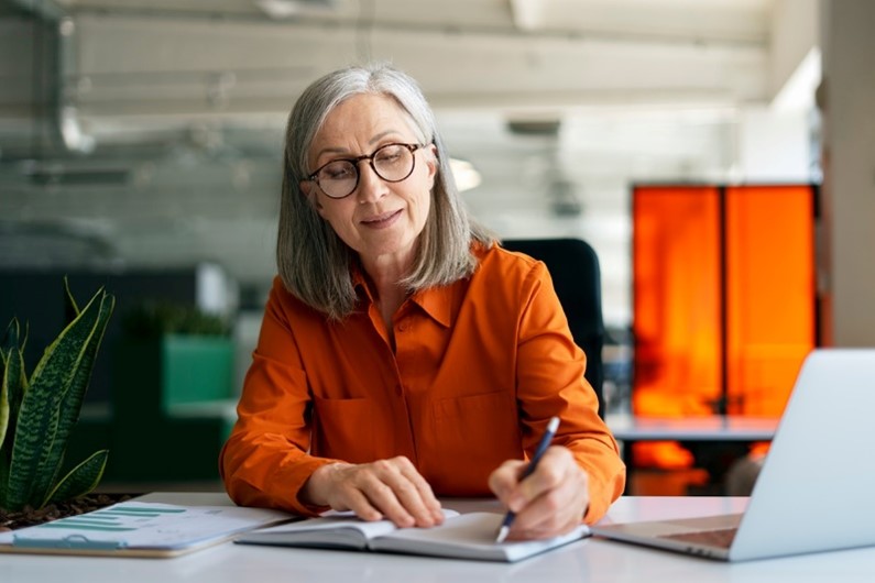 Barreras y oportunidades en la empleabilidad de adultos mayores