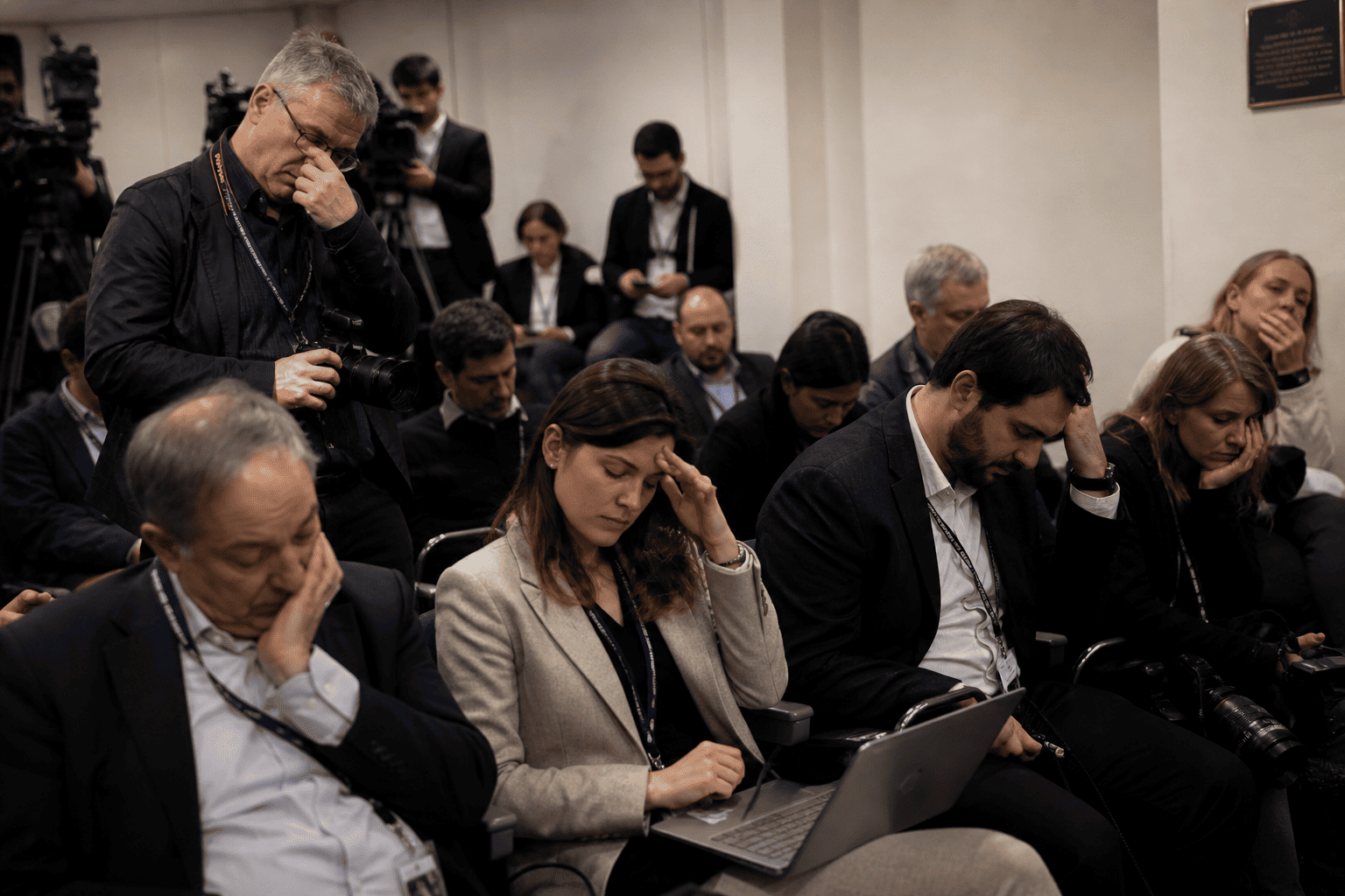 Periodistas con muestras de cansancio