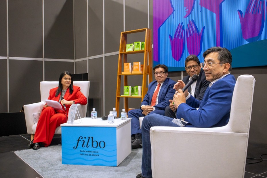 Conversatorio central, en el que participaron Fernando Ruiz Gómez y Fernando Portilla junto a los comentaristas invitados Martha Lucía Ospina y Diego Molano Vega. 