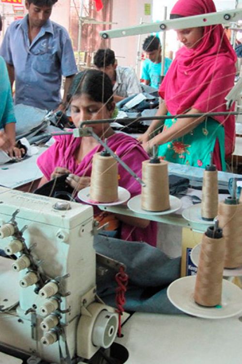 Mujeres-trabajando-en-fabricas-de-ropa-By-SuSanA-Secretariat-CC-BY-2-0