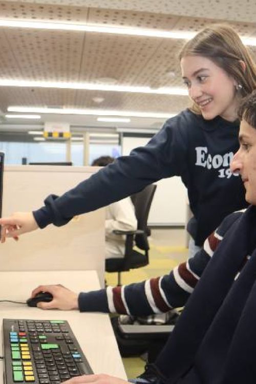 Estudiantes en el Laboratorio de Finanzas de la Universidad del Rosario. Fotografía: Facultad de Economía