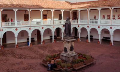 Rosaristas,  líderes de la rama judicial y víctimas de la toma y retoma al Palacio de Justicia son homenajeados por la comunidad universitaria.  