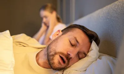 Roncar podría ser una señal de alerta para el corazón y el cerebro