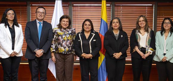 La Universidad del Rosario y la Corte Constitucional firman alianza para fortalecer la investigación jurídica y constitucional