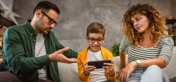 quien-juega-con-nuestros-hijos-cuando-nosotros-estamos-en-la-pantalla