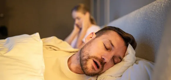 Roncar podría ser una señal de alerta para el corazón y el cerebro
