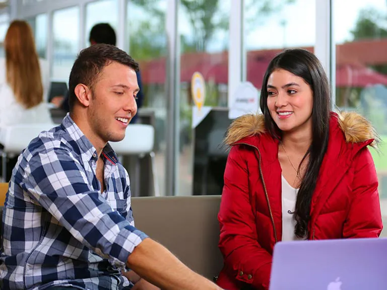 Concepto de estudiantes conversando para educación continua - Universidad del Rosario